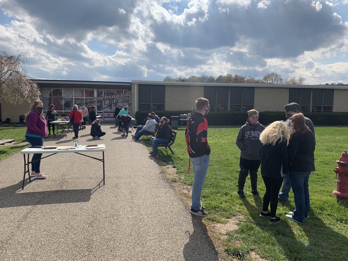 MMSMAKERS's tweet photo. Tonight we got to welcome our families to MAKERS to show them what the students have accomplished and learned throughout the year. This wraps up our second semester, but it’s just goodbye for now because we have summer camp to look forward to! https://t.co/0f5sQndT89