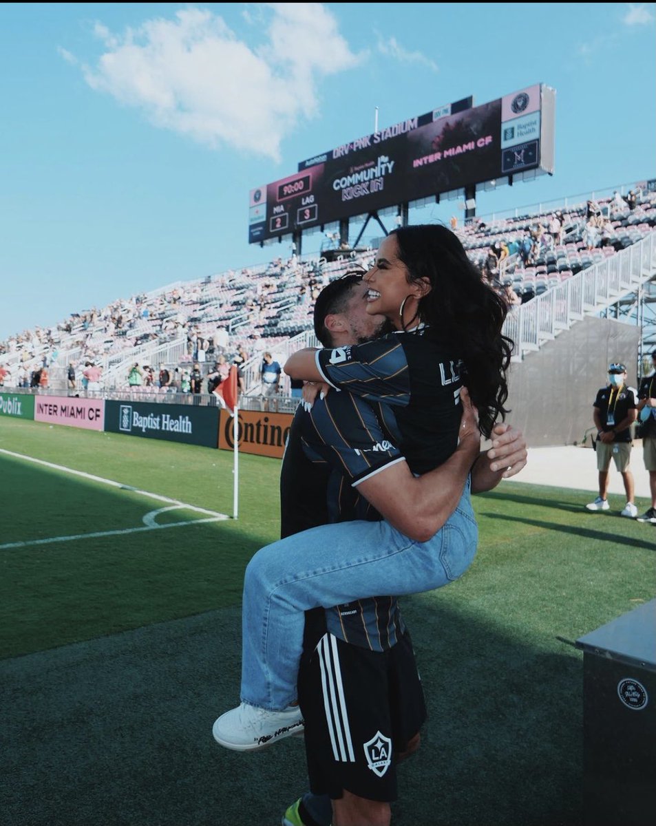 cali939's tweet photo. #BeckyG being #1 fan to #Bae 🥺 Que Cuteeee los dos 🥰 #TagBae https://t.co/3RCgF1Ggop