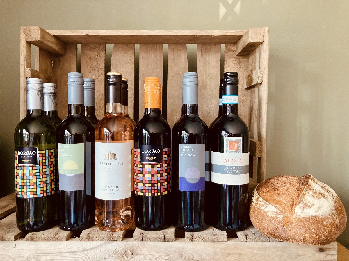 ✨Have you spotted this week's case offer? The Mediterranean Mix Case, Order by midnight tonight &amp; receive a FREE <a href="/hoxtonbaker/">Hoxton Bakehouse</a> Sourdough Country Loaf!✨

⭐️ Only £89.95 for 12 bottles!

This case is available to order on our website only🔗 bit.ly/32FcNia