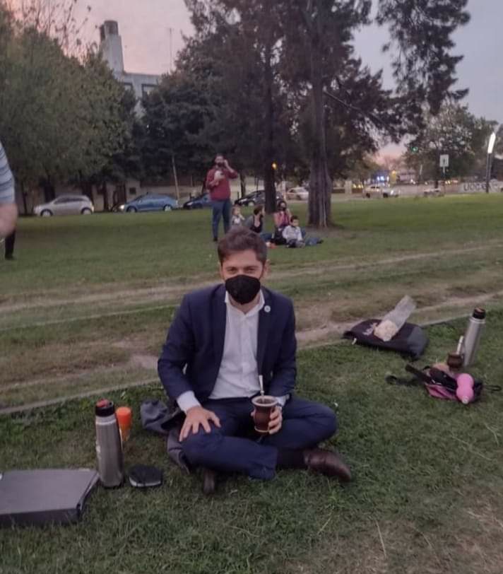 Kicillof en ronda con vecinos de Villa Elvira en la rambla de 1 y 72 de #LaPlata. Sin custodia, con barbijo y cada uno con su mate. Traeme la urna de vuelta que lo voto a dos manos. Y pensar que Vidal gobernaba desde un helicóptero, qué distintos somos.