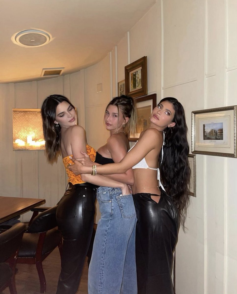 availablebiebzs's tweet photo. Kendall, Hailey, kylie in one picture OMG https://t.co/6H6SCgM9yM