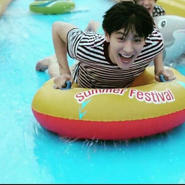 CCinEXO's tweet photo. 🌤️🌊 #CHEN #CHANYEOL #EXO @weareoneEXO https://t.co/WePPqdqTXG