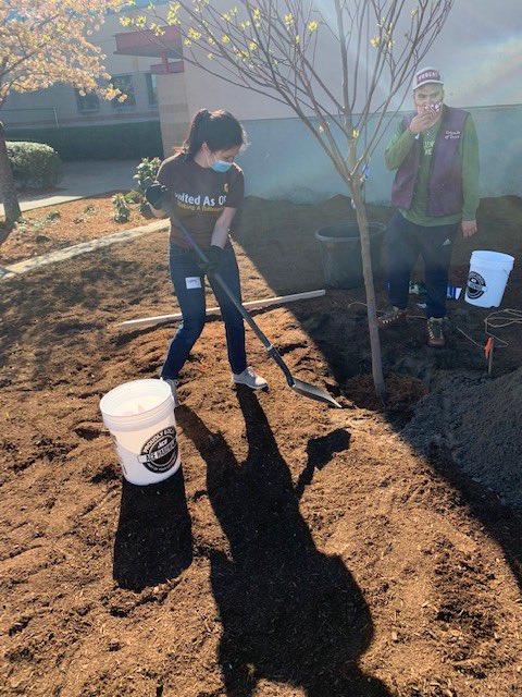 🌱 Celebrating #EarthDay &amp; #EarthMonth planting trees - 📸
<a href="/SabrinaNguyenNW/">Sabrina Nguyen</a> &amp; <a href="/sydneyPNW/">Sydney Hickey</a> who volunteered at Bybee Lake Hope Center in Oregon with many other <a href="/NorthwestUPSers/">Northwest UPSers</a> #UPSvolunteers working towards a goal of planting 50 million trees by 2030 💚 #GreatGlobalCleanup