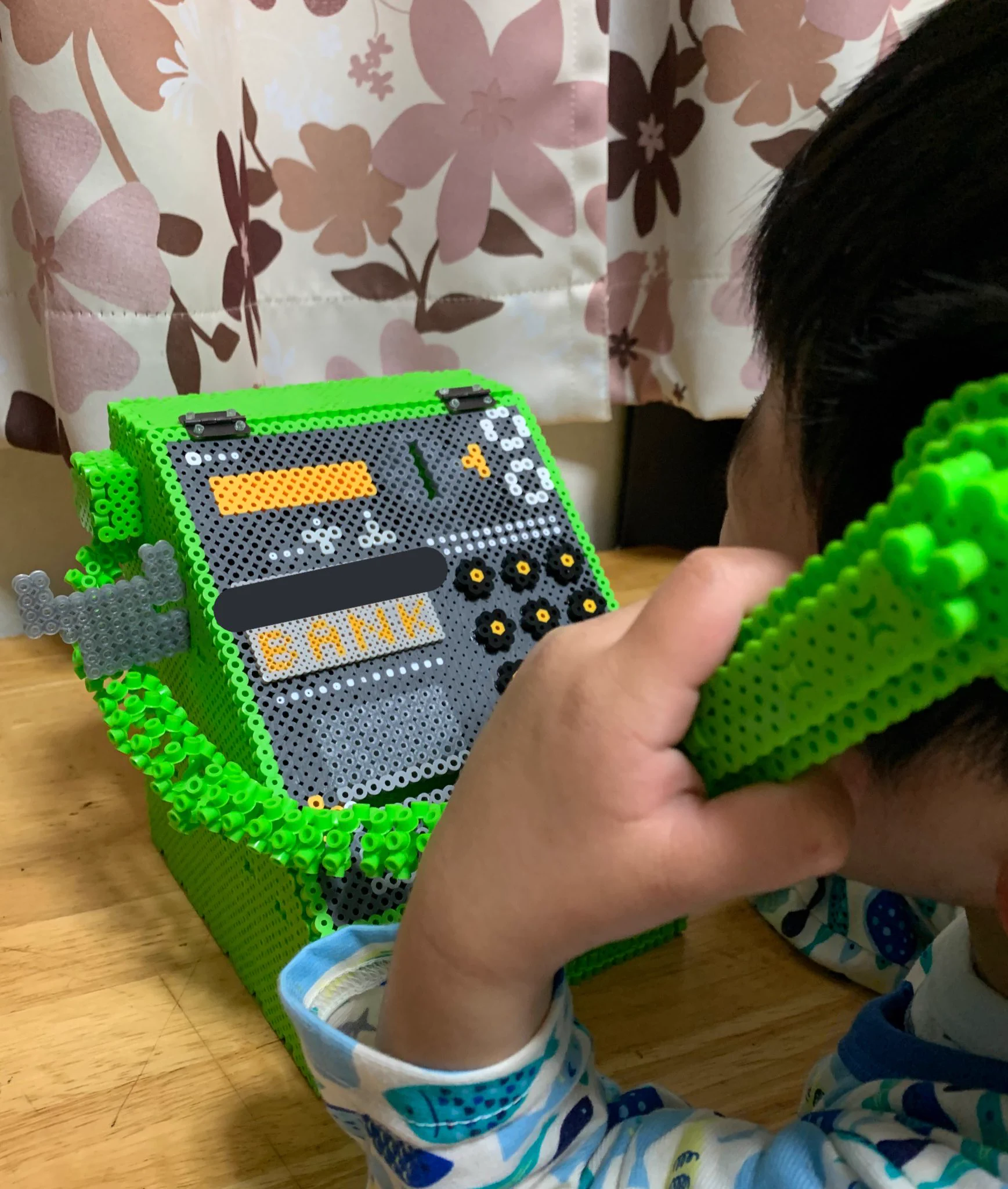 完成度高すぎ！？アイロンビーズで作った公衆電話www