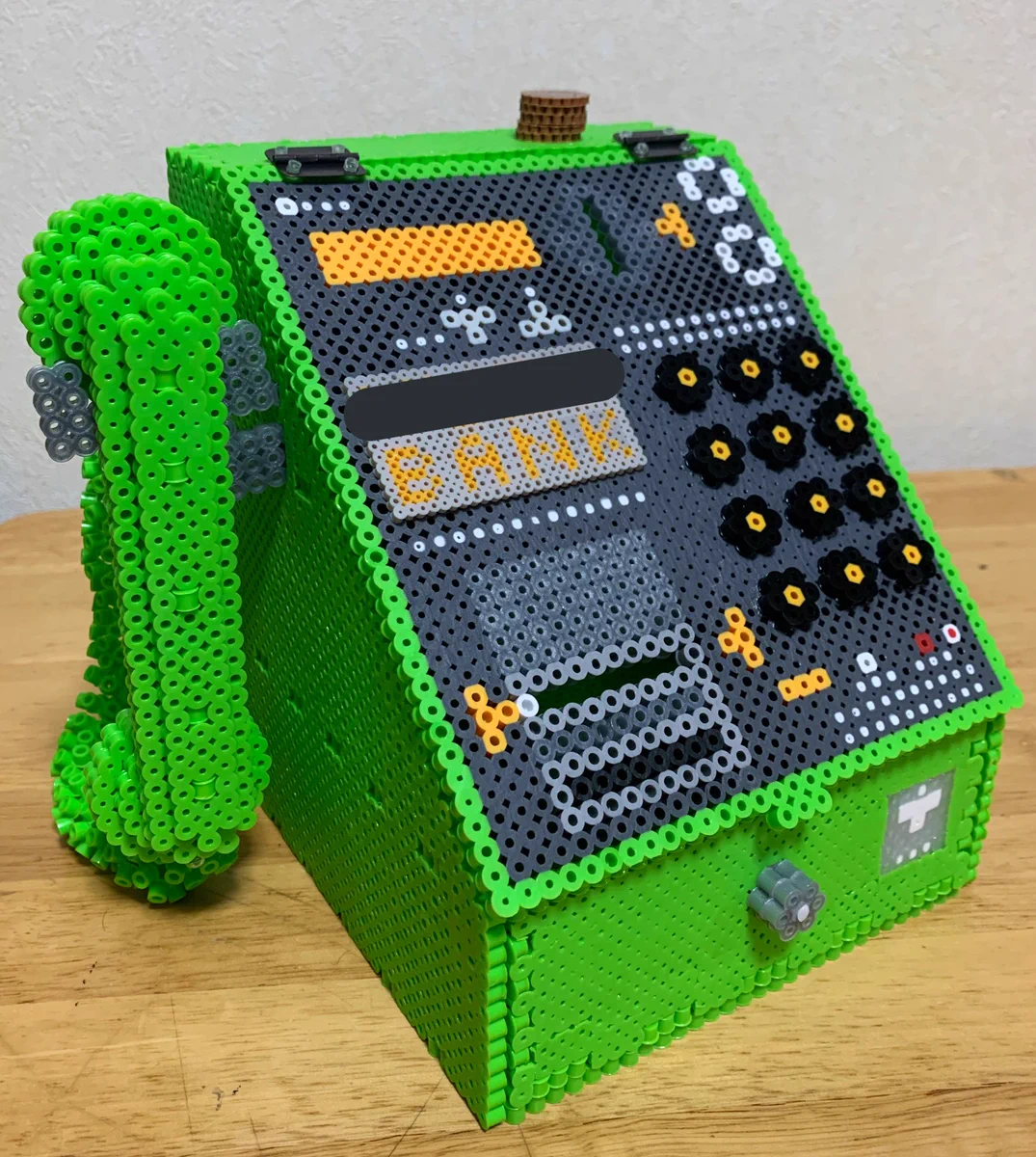 完成度高すぎ！？アイロンビーズで作った公衆電話www
