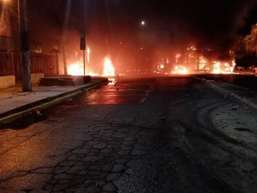 capucha_informa's tweet photo. #SantiagoSur │ Se registran barricadas en Av. San Francisco en el tercer día de manifestaciones a nivel nacional en contra de Piñera. 

Aportes al DM https://t.co/QDbH8QbBxl