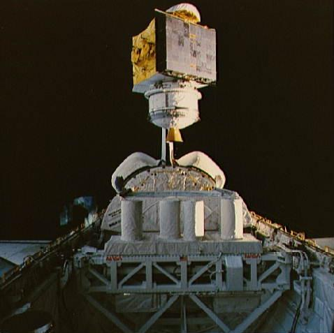 14/ The crew spent 6 days in space successfully deploying the satellite while completing a series of science experiments.Nelson's title was "payload specialist". His job responsibilities were "simple" compared to the other astronauts.