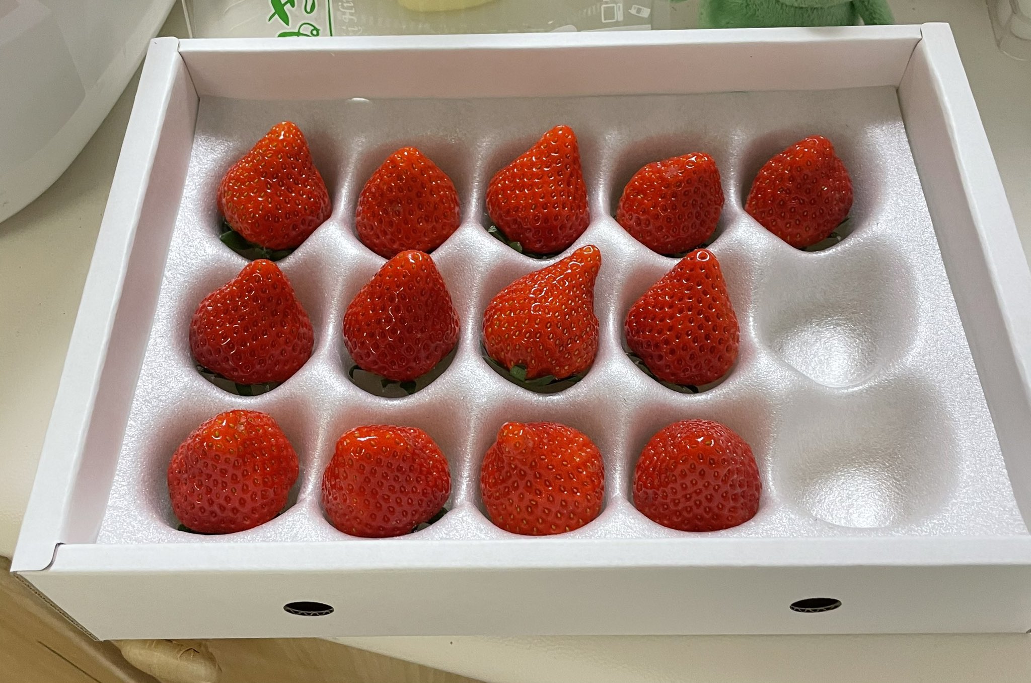 金田一蓮十郎 このいちごのベッドですが ヘタを下にして入れてふかふかのエアーパッキン 乗せてからフタをして冷蔵庫の野菜室 に入れてます 本当にビックリするほど保ちます こういういちごのベッド誰か作って売ってくれないかな 紙の箱だからそのうち