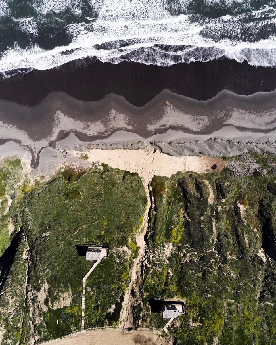 WigwamProperty's tweet photo. These Chilean beach cabins are cool 😎💕

Visitors to these slender, stacked cabins are granted unrivaled access to the Chilean coastline.

Photos by @estudiopalma @dwellmagazine 

#moderndesign 
#modernarchitecture #interiordesign #interiorarchitecture #cabin https://t.co/ykBAxzK3Ve