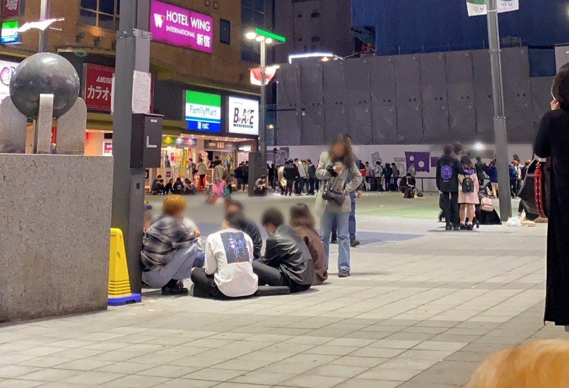 新宿blaze前酒場 居酒屋 道路で座り込んで宴会をするアイドルオタクたち 一部観覧注意 Togetter