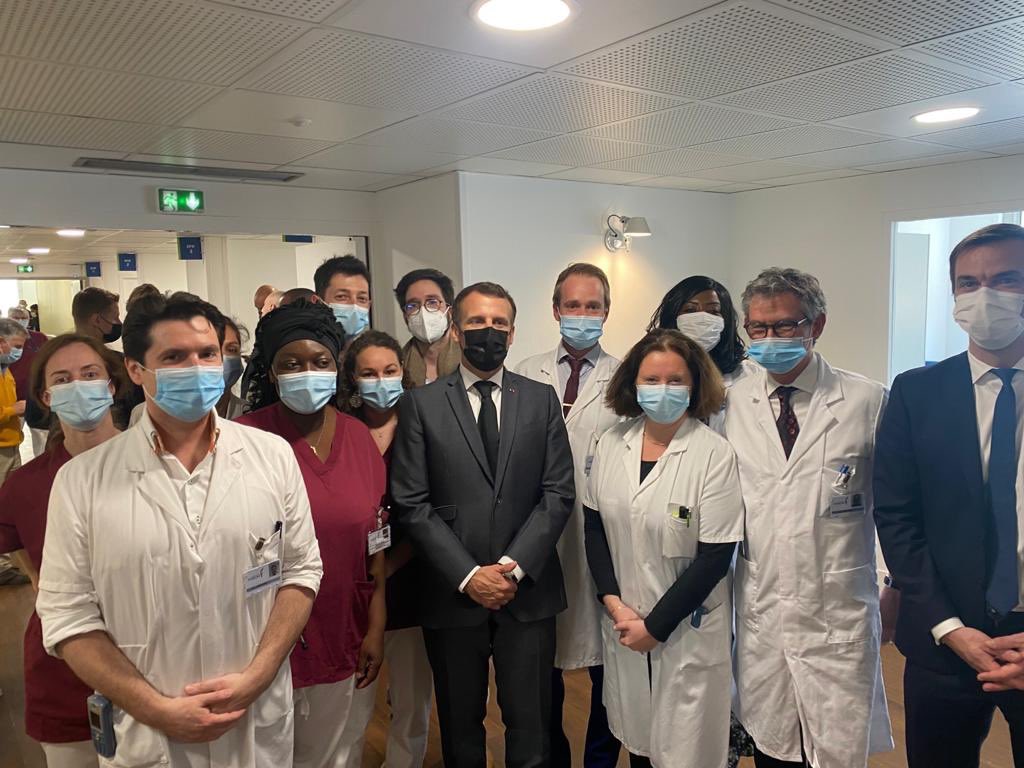 magnantoine's tweet photo. Merci @EmmanuelMacron @olivierveran @aur_rousseau d être venu hier à @HopitalFoch rencontrer les malades atteints de #covidlong et les équipes du service de pneumologie depuis plus d un an sur le front du #covid19 tout en continuant à soigner toutes les maladies respiratoires ! https://t.co/DeRNOunFJl