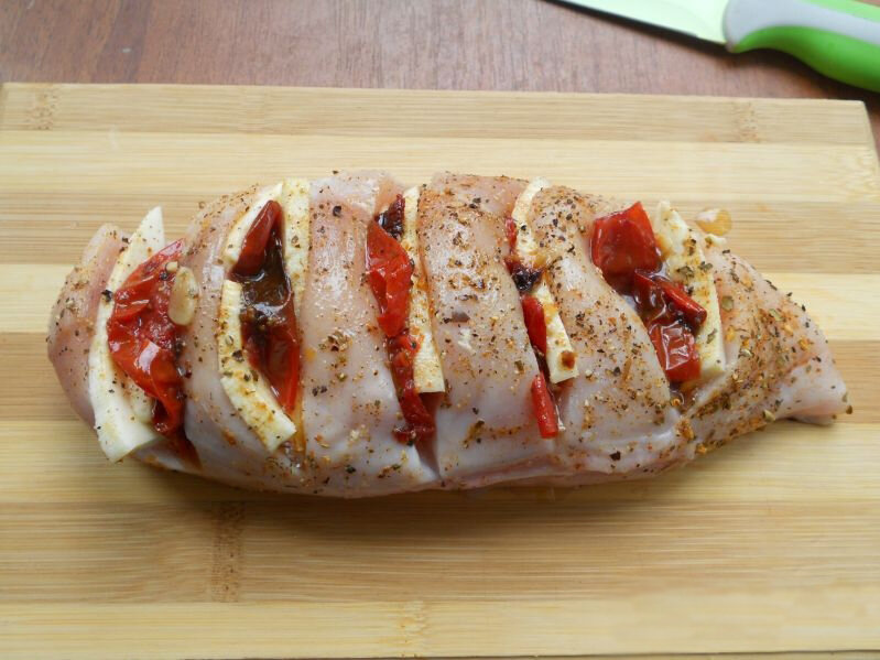 куриная грудка фаршированная шпинатом. курица с брынзой. куриная грудка с вялеными томатами. курица с брынзой. блюда из филе индейки.