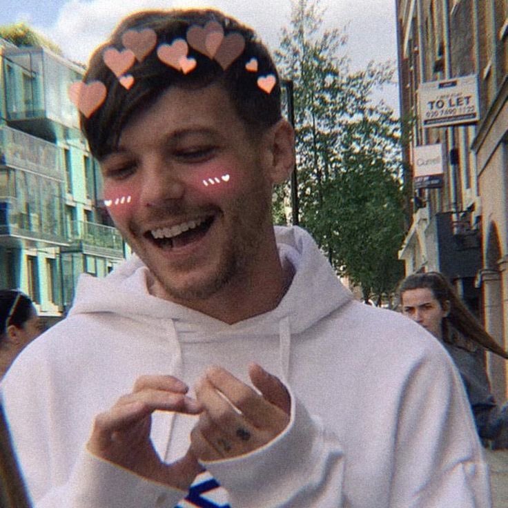ㅤㅤ  open this if u’re a louie。　☆ 。　   ☆。　   ☆ ☆。　＼　　 ｜　　  ／ 。☆    louis tomlinson being cute;    a thread to brighten up ur day !  ☆。　／　  ｜　　＼。　☆ 。　 ☆。 　　 。　　☆。