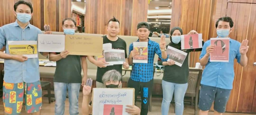 riyoonps's tweet photo. Civilians from Malaysia protest against military dictatorship with three finger salute. 
ASEAN ACCEPT NUG 
#WhatsHappeningInMyanmar 
#Apr23Coup https://t.co/HvJom7lPbu