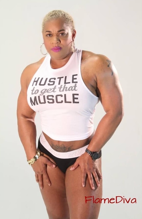 hustle to get that muscle t-shirtpic.twitter.com/SbER9ABdvF 