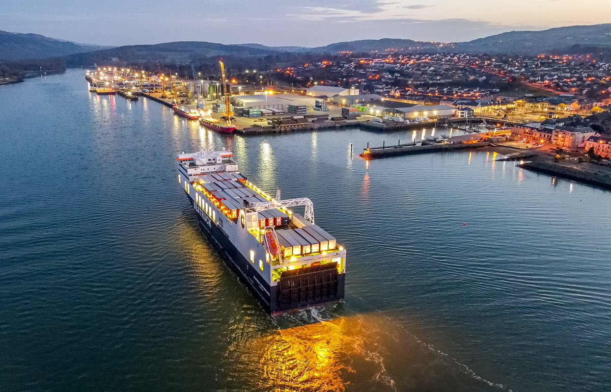 alistaireagles's tweet photo. Seatruck Ferries early morning arrival in Warrenpoint Northern Ireland. Seatruck Ferries also operate services to Dublin. Picture by Jason Ruddy. 

#seatruckferries #seatruck #irishsea #ferries #logistics #roro #warrenpointport #heyshamport #liverpoolport #dublinport https://t.co/y7kesniBzX