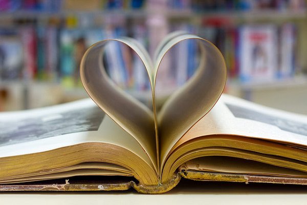 martagvalenzuel's tweet photo. La libertad es una librería J.Margarit #DiaDelLibro2021 Feliz día a lectores y autores. Hoy recomiendo “Julia esta bien” libro delicioso de @babsimon y “Héroes de la diversidad” de una servidora y @AliJimenezJ https://t.co/8AeEGVA6cp