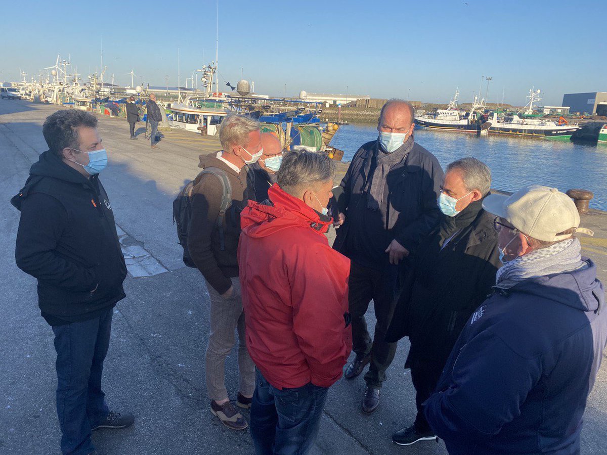 xavierbertrand's tweet photo. Avec les #pêcheurs de @Ville_Boulogne qui se mobilisent depuis hier soir pour pouvoir travailler ! #Brexit

Depuis le 1er janvier, ils attendent les licences promises. Elles doivent être délivrées dès maintenant et les pêcheurs empêchés de travailler doivent être indemnisés ! https://t.co/kA6WXbGL3C