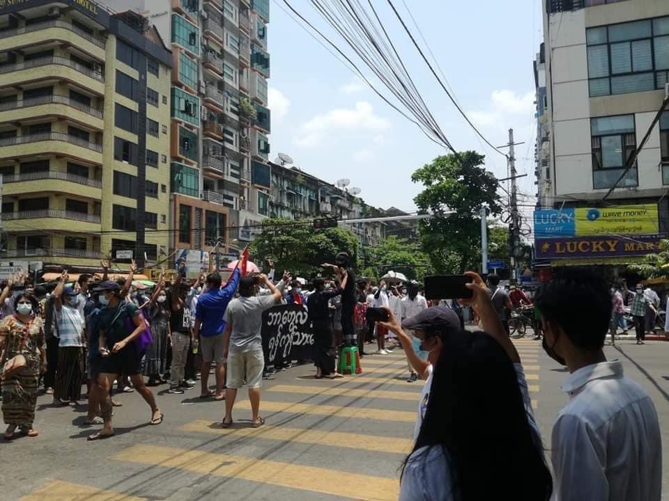yukixhan's tweet photo. Protest against the military dictatorship on Shwebontha Road.
The military junta has been cracking down on protesters in Yangon so much that it had been so hard for mass gathering but we’re back! 
#WhatsHappeningInMyanmar https://t.co/tc4YTHfr3i