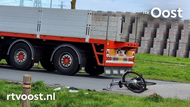 Fietser gewond naar het ziekenhuis na aanrijding met vrachtwagen. #rtvoost.