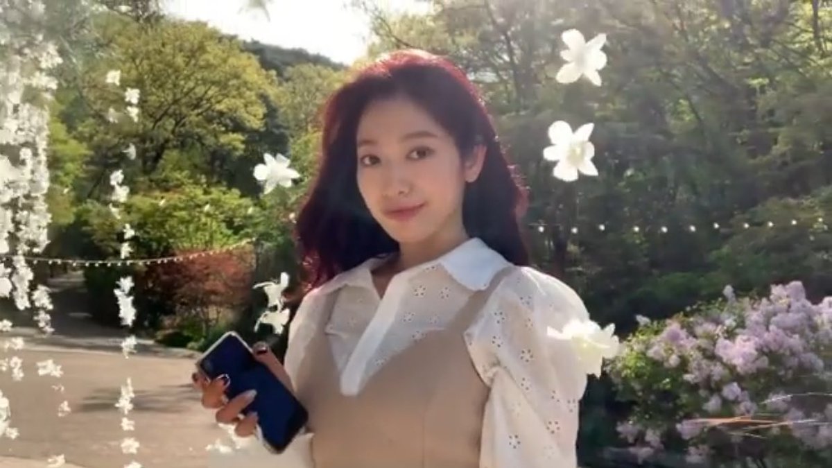 lenilysm's tweet photo. I mean look at my girlfriend, isn’t she sooooo gorgeous? 🥲💛 https://t.co/zIP64OtmaT