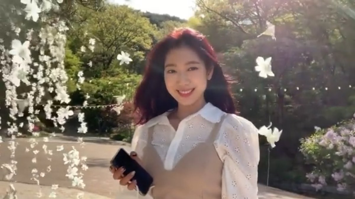 lenilysm's tweet photo. I mean look at my girlfriend, isn’t she sooooo gorgeous? 🥲💛 https://t.co/zIP64OtmaT