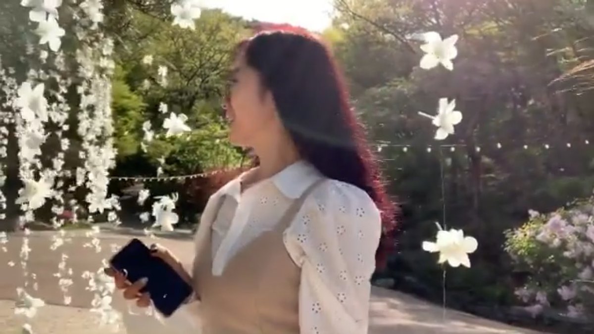 lenilysm's tweet photo. I mean look at my girlfriend, isn’t she sooooo gorgeous? 🥲💛 https://t.co/zIP64OtmaT