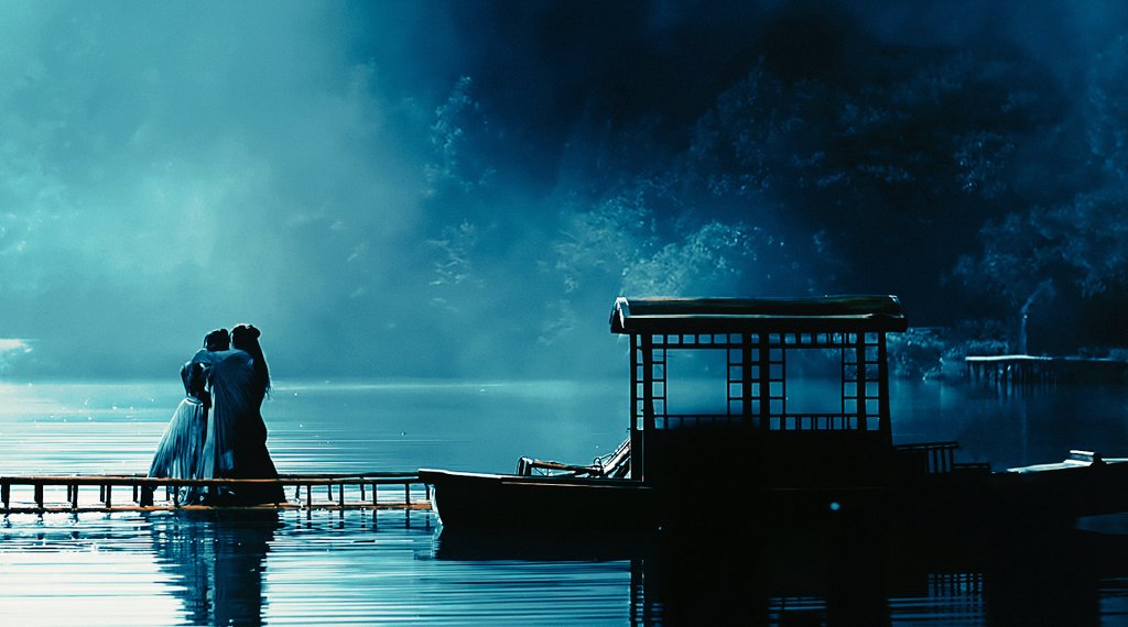 Conscious decision on part of director & crew of  #WordOfHonor to make scenes of the drama look like pieces of Chinese ink art. Some of the coolest/emotional/character important mins were depicted in such a fashion. The river fight! They used smoke to add to the aesthetics (1/7)