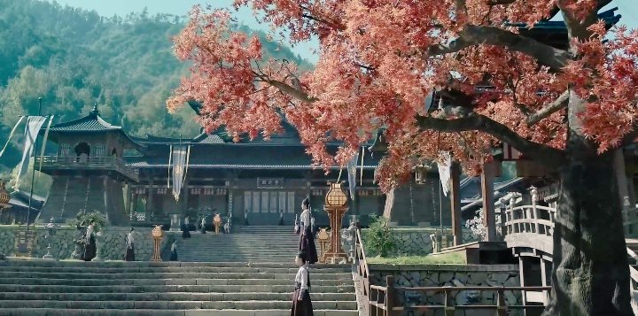 There is honestly a hundreds upon hundreds of beautiful scenes from the drama. I'm literally just going through my screencaps. Ahahahahaha. But I love the ones where they use the landscape to frame the shot. And the way they do it is very Chinese ink art aesthetics! (4/7)