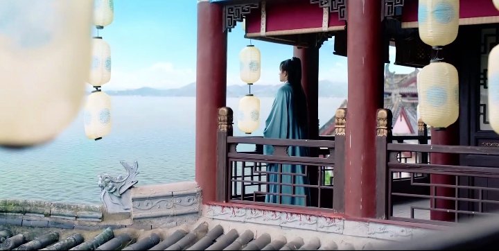 There is honestly a hundreds upon hundreds of beautiful scenes from the drama. I'm literally just going through my screencaps. Ahahahahaha. But I love the ones where they use the landscape to frame the shot. And the way they do it is very Chinese ink art aesthetics! (4/7)