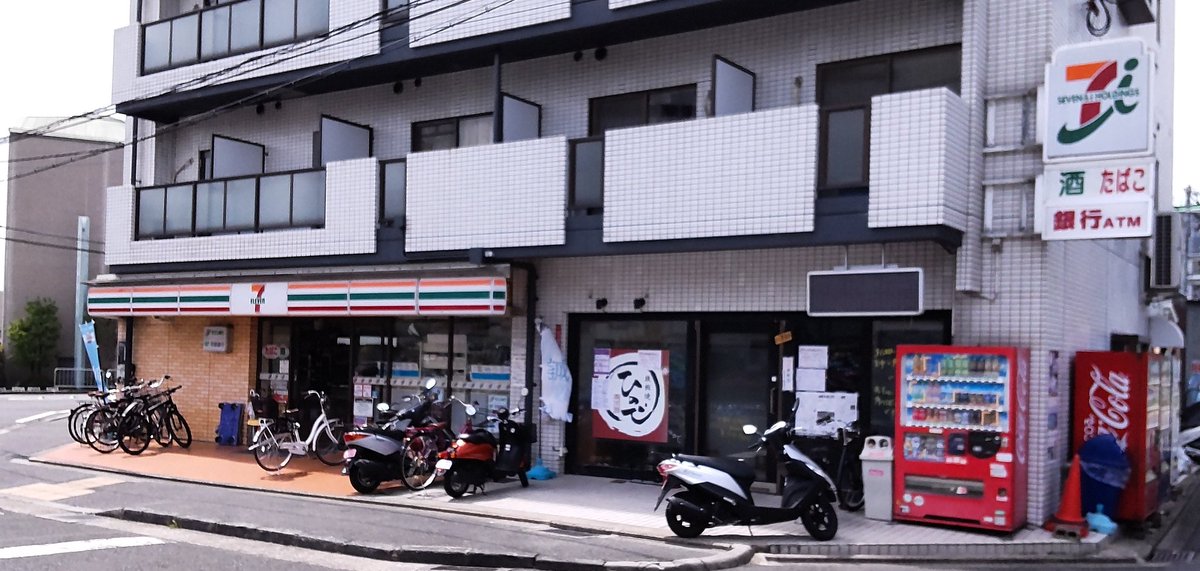 Kyobus3387_cvs's tweet photo. セブンイレブン西京極駅前店(京都市右京区)

ファミリア→くらしハウス→セブンと2回の鞍替えを行ってきた店舗。
電話番号はファミリア時代から同じなので、オーナーさんも変わっていないようです。
セブンとしてはそれほど古くはない(店舗コード:264762)ですが、なかなか古さを感じられる店舗です！ https://t.co/Dr1VlXSw28