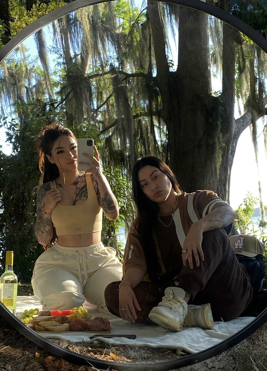 _leovenus's tweet photo. earth day w my yummy girl https://t.co/F0QeGq47KD