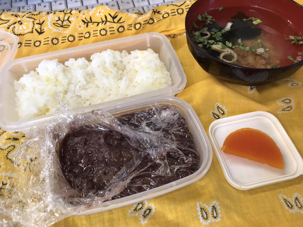 お昼ごはんに持っていった冷凍カレーがまさかのあんこだった！？衝撃の間違いが面白すぎる！！