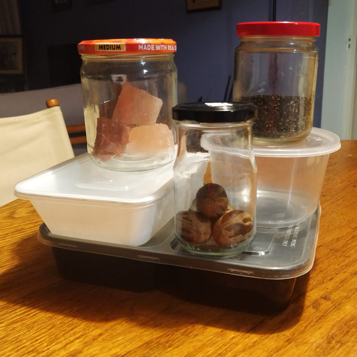 Make Sunday Monday and food storage easier and cuter: Cheap Way: Reuse takeout containers & glass jars where you can. Bougie Way: Get an adorable bento box, lunch bag, and spice jars:  https://amzn.to/3vi7xgN  &  https://amzn.to/3avpQao 