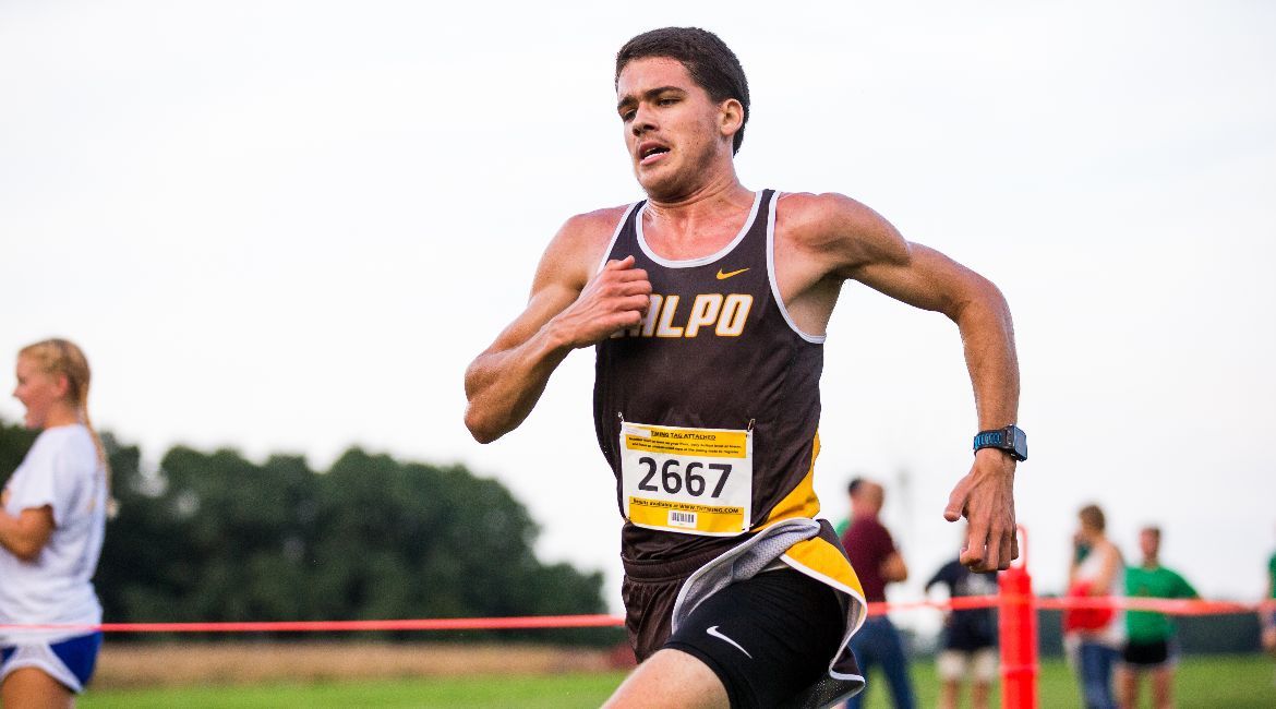 Dominic Paoletti of <a href="/ValpoTrack/">Valpo Track & Field</a> shattered a program record in the 10,000-meter run on Thursday night at the Drake Relays❗

📝 ➡️ bit.ly/3tLrhcj

#GoValpo | #MVCTF