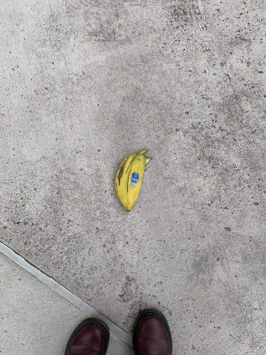 cherrytomatluvr's tweet photo. @thespiss2 here is a banana i found downtown today that sam almost ate https://t.co/flMkA0BfUX