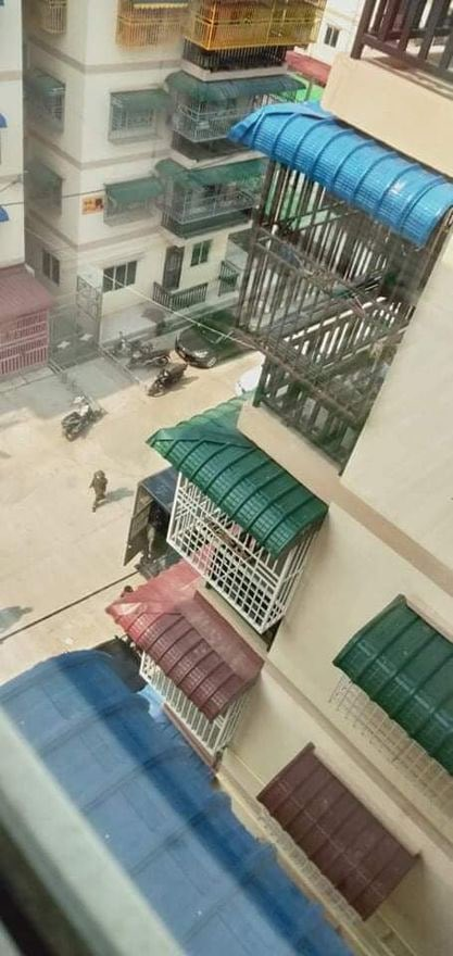MilkTeaMM_MTAM's tweet photo. #Apr23Coup : Junta terrorists abducted 4 civilians again from Mya Yee Nandar Housing, #Mandalay at this morning.

ASEAN ACCEPT NUG
#ReleaseTheDetainees 
#WhatsHappeningInMyanmar https://t.co/9h1jw42A0P
