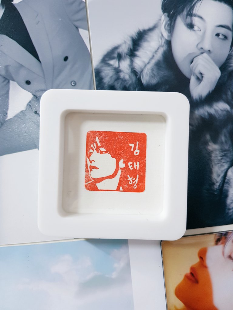 benignstone1's tweet photo. 태형이 얼굴 낙관을
마그네틱 액자에 넣다
3cmx3cm
매일매일 꽃보라해
🌬🌸🌸🌸🌸💜

#태형  #김태형 #TAEHYUNG
#KIMTAEHYUNG #BTSV #방탄소년단뷔
#テテ #キムテヒョン #金泰亨 #뷔 
@BTS_twt https://t.co/RjyS2DzWh2