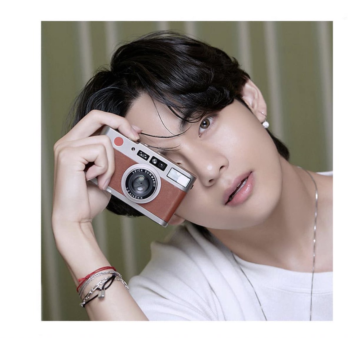 Taehyungimpact's tweet image. When Taehyung still wears Louis Vuitton for UNICEF&apos;s #MakeAPromise bracelet. Funds raised will support providing the essential interventions required to protect, save the lives of and ensure the rights of children 🥺🥺