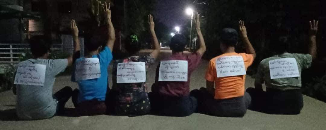 ThweThw54623036's tweet photo. The Night Strike was held by the people in Pathein City, Ayeyarwaddy Region yesterday night against the military dictatorship. ASEAN ACCEPT NUG 
#CrimesAgainstWomen #WhatsHappeningInMyanmar #ASEANrejectSAC #ASEANsupportNUG https://t.co/uw2HDSFKdW