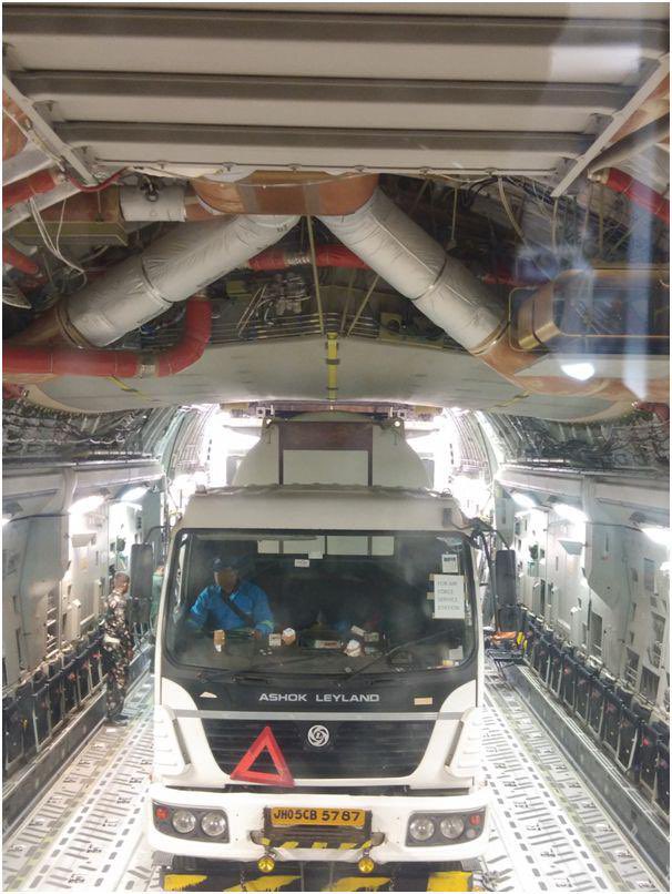 MeghaSPrasad's tweet photo. Breaking : OXYGEN BEING AIRLIFTED FROM TODAY : C-17 and IL-76 aircraft of IAF have started airlifting big oxygen tankers from their place of use to the filling stations across the country to speed up the distribution of much needed oxygen. #OxygenShortage #OxygenCrisis https://t.co/fURJYV32cH