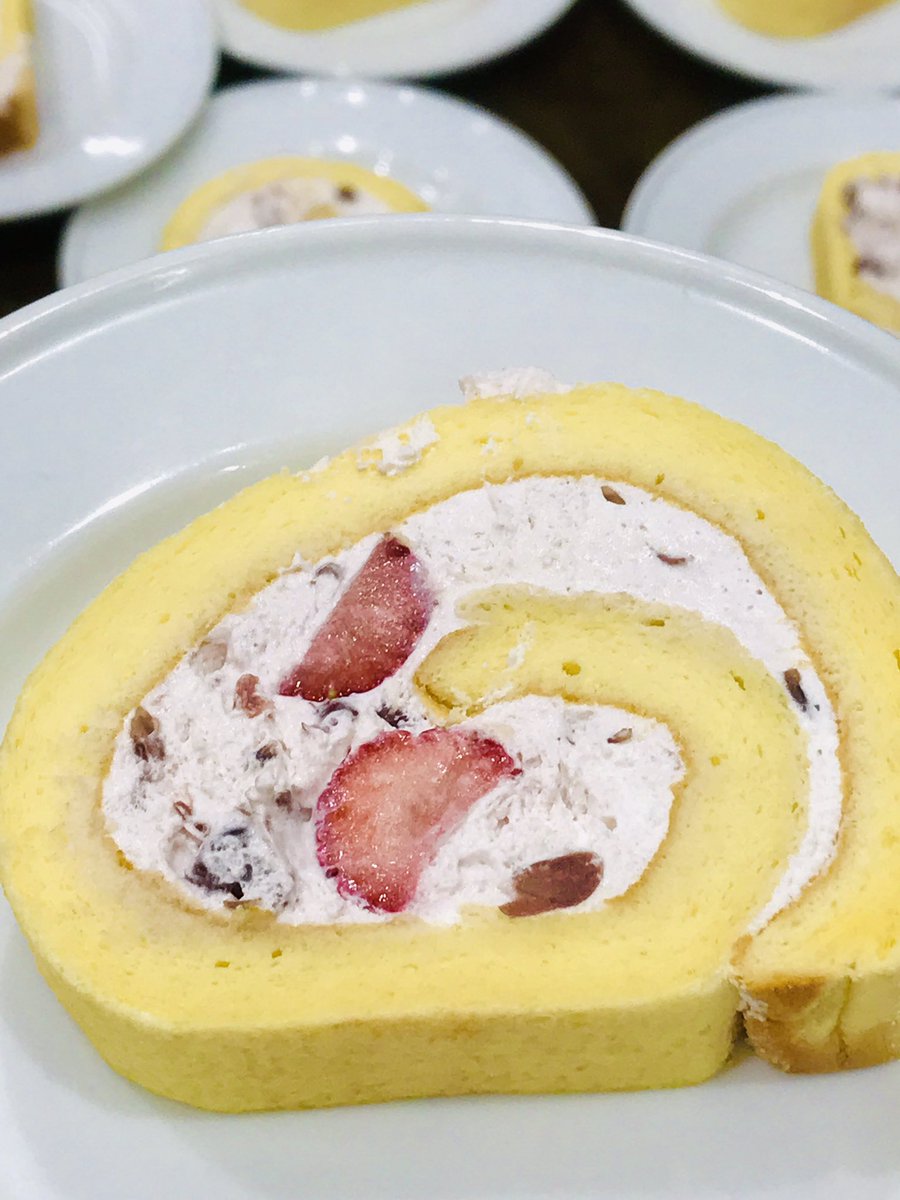 Royal Garden Comon ロイヤルガーデン コモン 今日の特別ランチドルチェは 苺と小倉の手作りロールケーキ です 虎ノ門ランチ 虎ノ門ヒルズ 横 ロールケーキ お席ゆったり