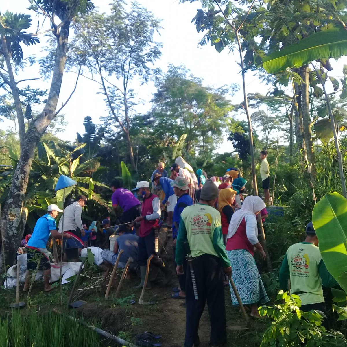 Alhamdulillah guyub rukun warga Dukuh Gumanti Desa Pedagung Bantarbolang walaupun dalam kondisi Puasa semangat Kerja Bakti sungguh luar biasa dengan prinsip "siapa lagi kalau bukan kita"
<a href="/jokowi/">Joko Widodo</a> <a href="/ganjarpranowo/">Ganjar Pranowo</a> <a href="/halimiskandarnu/">ABDUL HALIM ISKANDAR</a> @muktiagungwbw <a href="/wakilbupatipml/">Mansur Hidayat, ST</a> 
#semangatmembangunri