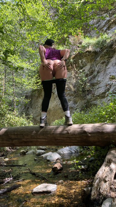 I just remembered it&rsquo;s earth day! HAPPY EARTH DAY!!! https://t.co/Lz8V229aGk