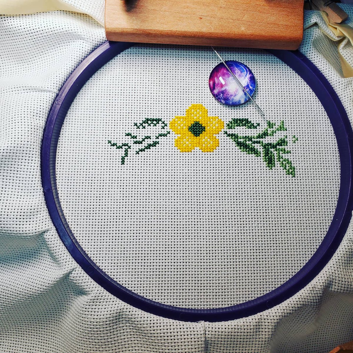 highheelgeek's tweet photo. A new commission started today with good progress, over 500 stitches completed. 2x1 on 18ct aida using DMC floss.
Pattern by @alitonembroidery
#FlowerWreath #FlowerRing #WorkInProgress #CrossStitch #XStitchAddict #DMCFloss #BabyZLapStand https://t.co/VvVkNVWSin