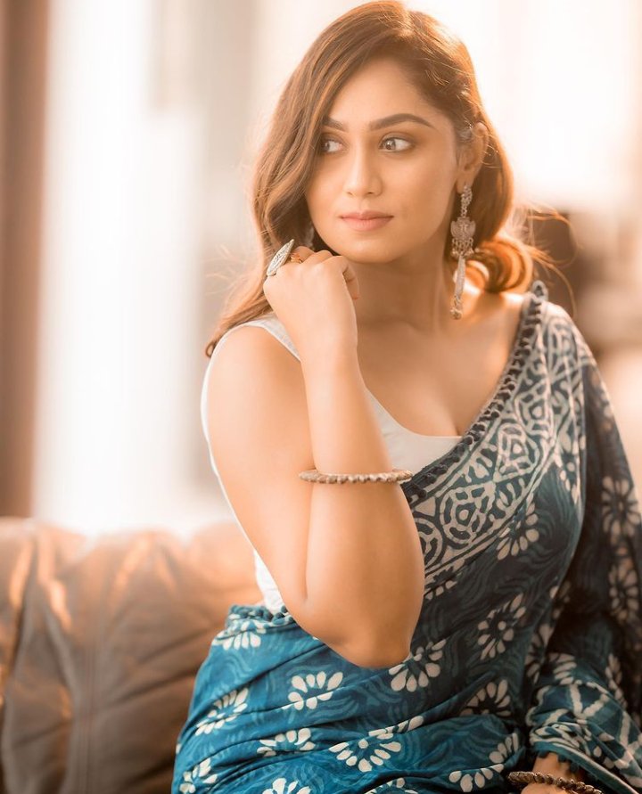 SreethuAddicts's tweet photo. Shoot 📸🤩

#Sreethu
#SreethuKrishnan 
#SreethuKrishnanAddicts https://t.co/DG408nhkEj