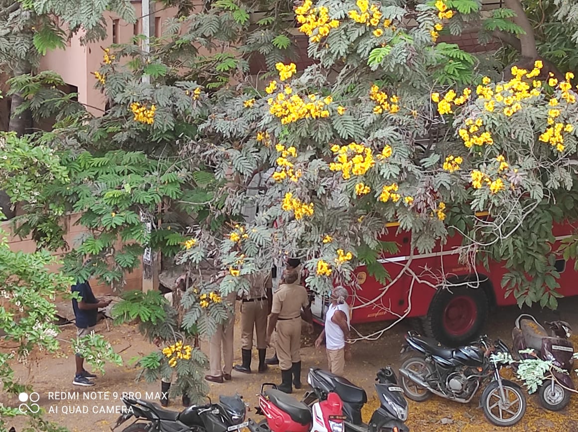 jirensusan's tweet photo. @KarFireDept  It just took them 10 mins after the call, to get to the spot. 
It was a dry coconut tree leaf that fell on the live electric wire and caught fire and spread over the house. 
Cheers to the Fire Department Staff for making it on time and putting out the fire. https://t.co/snVC5lv4aE