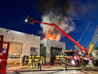 Grote brand in bedrijfspand in Velddriel is onder controle..