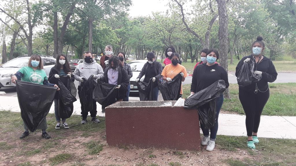 JeamesSailor's tweet photo. @EMHSPrincipal @EastsideSoil @EastsideMHSLib @AISD_CTE Great turnout today by #EMHSPanthers students of Student Council, National Honor Society, #GirlsOutside for clean up of Govalle Park. #AISDproud #KEIB #EMHSEarthDay Panthers recognize Earth Day 2021 https://t.co/KFXYw2k08j