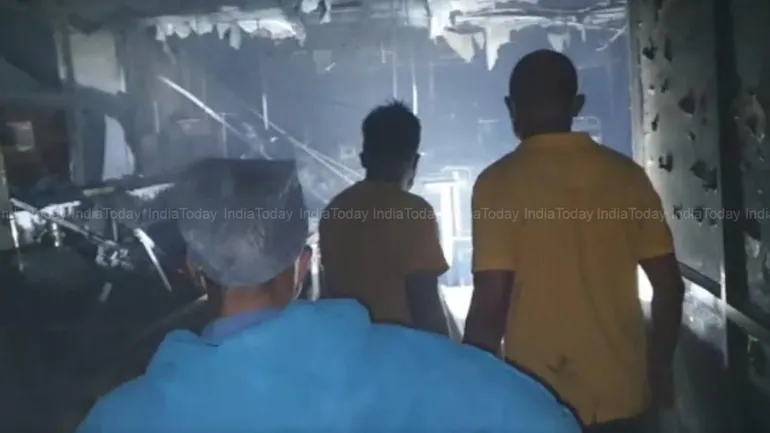 MirTehsin's tweet photo. A fire broke out at #VijayVallabh Hospital in #Virar in #Mumbai early Today. 13 #Covid-19 patients lost their lives in the incident, the hospital's CEO Dr Dilip Jain confirmed.
The dead include 05 women and 08 men.

#BREAKING #news #VirarFire https://t.co/nzoSSZ2E6K